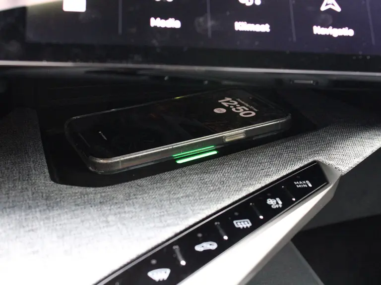 Peugeot 3008 Allure 1.2 Hybrid 145PK e-DCS6 Automaat Navigatie, Achteruitrijcamera, Keyless Entry & Start Stoelverwarming, Apple Carplay, Android Auto afbeelding 30