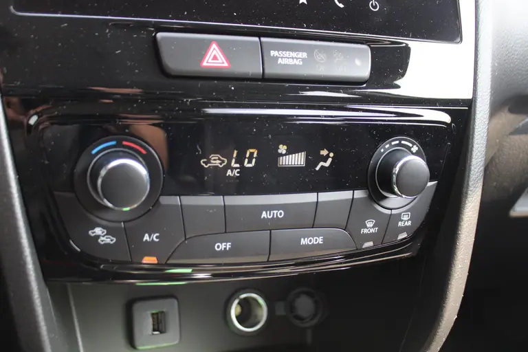 Suzuki Vitara 1.4 Boosterjet Style Smart Hybrid Navigatie, Cruise Control Adaptief, Achteruitrijcamera, Parkeersensoren Voor en Achter afbeelding 19