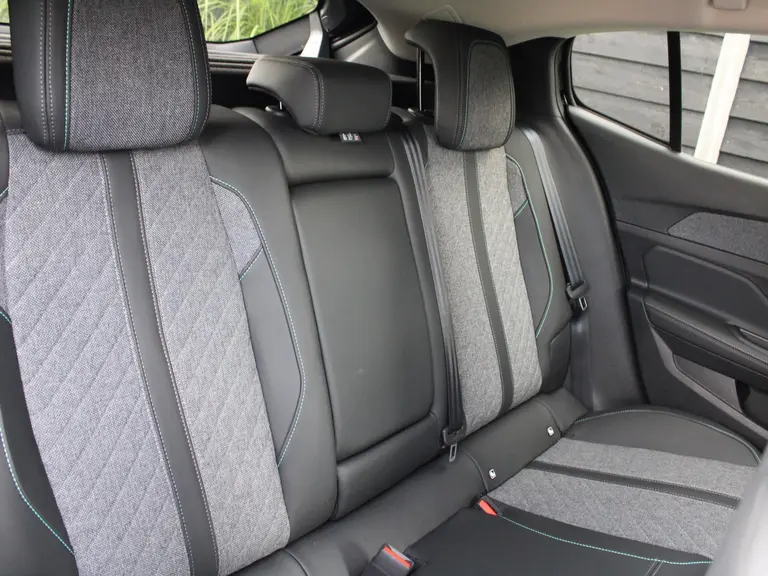 Peugeot 408 Allure 1.6 HYbrid 180PK EAT8 Automaat Navigatie, Rondomzichtcamera, Keyless, Parkeersensoren Voor & Achter, Draadloze Telefoonlader afbeelding 14