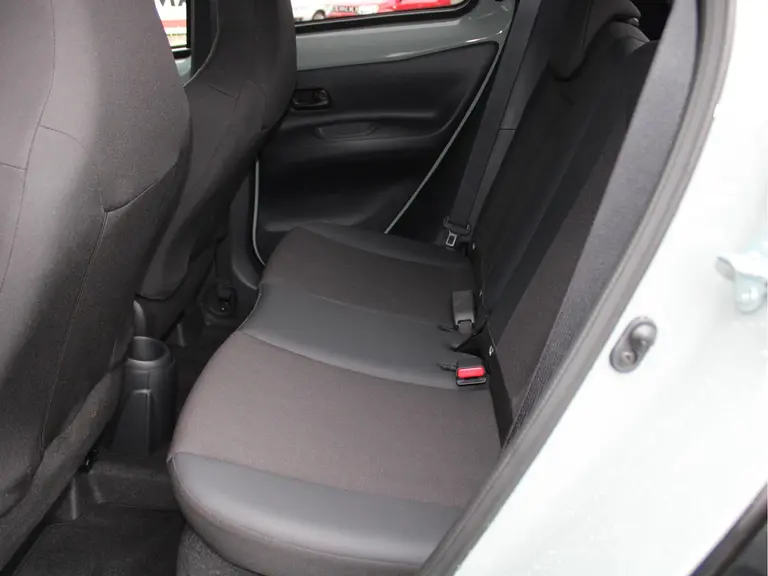 Toyota Aygo X 1.0 VVT-i MT Envy Cruise Control Adaptief, Achteruitrijcamera, Navigatie, Parkeersensoren Voor en Achter afbeelding 30