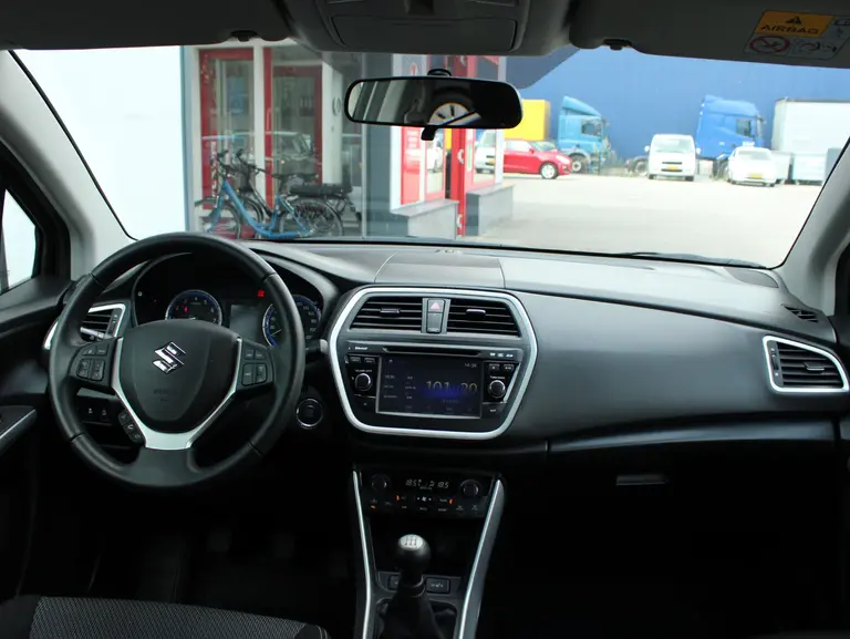 Suzuki S-Cross 1.6 Exclusive Trekhaak, Cruise control, Climate control, Allseasonbanden, Stoelverwarming afbeelding 6