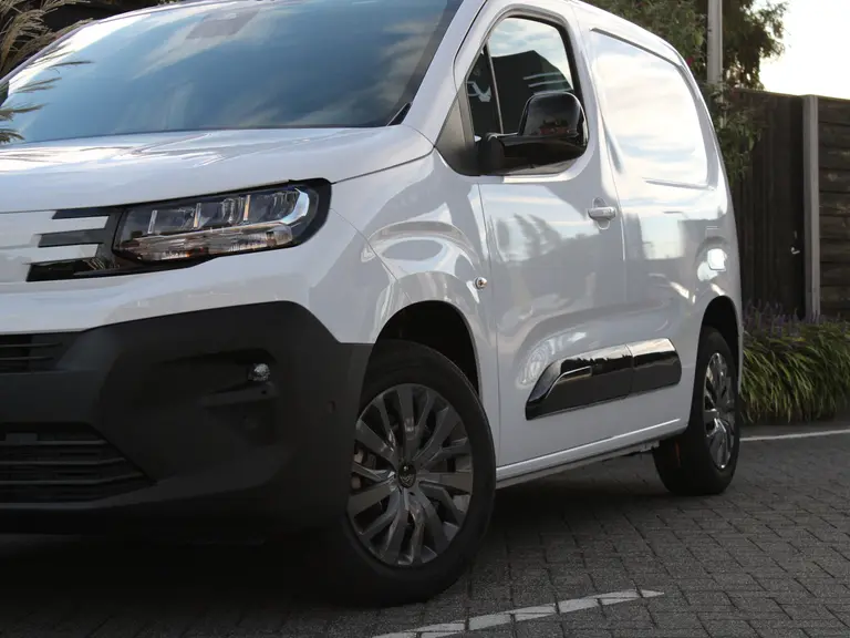 Peugeot Partner 1.5 BlueHDi 100PK S&S L1 Navigatie, Achteruitrijcamera, Trekhaak, Dab, Bluetooth, Parkeersensoren voor & achter afbeelding 2