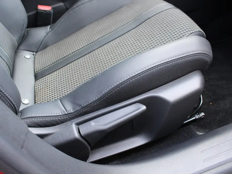 Peugeot 208 1.2 PureTech 100PK GT Navigatie, Parkeerhulp voor & achter, Zwart dak, Camera Achter afbeelding 42