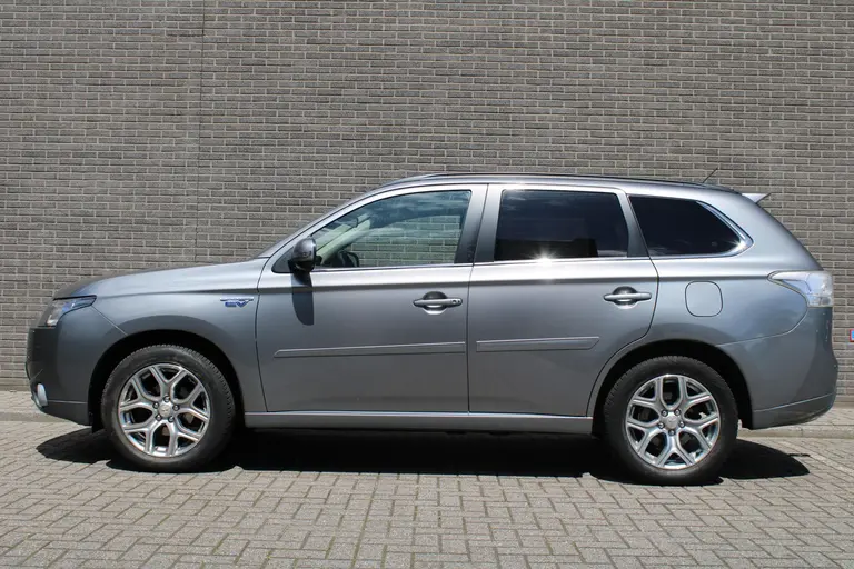 Mitsubishi Outlander 2.0 PHEV Instyle Cruise/Climate control, Navigatie, Trekhaak, Elek.schuifdak, Leder int.,  Stoel verwarming Trekgewicht 1.500 KG! afbeelding 2