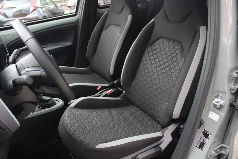 Toyota Aygo X 1.0 VVT-i S-CVT Pulse Automaat Achteruitrijcamera, Parkeersensoren Voor en Achter, Cruise Control Adaptief, Stoelverwarming afbeelding 6