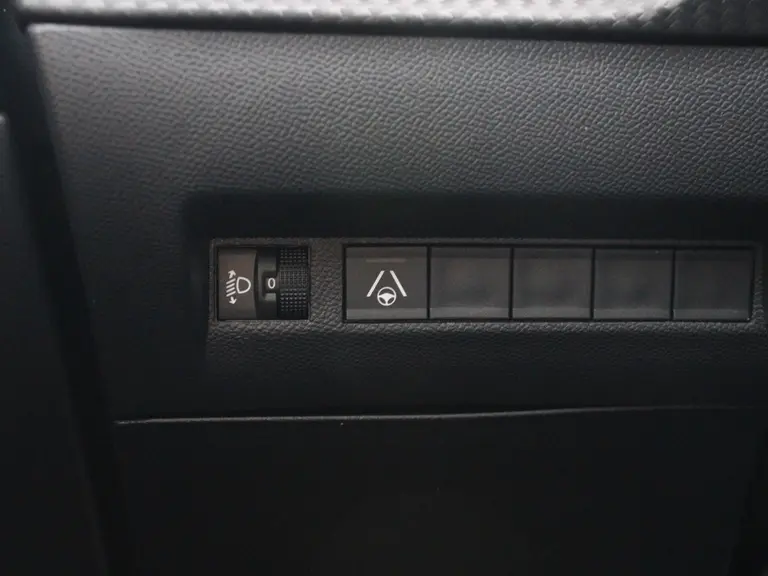 Peugeot e-2008 Allure 54 kWh 156PK Navigatie, Rondomzichtcamera, Adaptieve Cruise Control, Keyless, Stoelverwarming afbeelding 18