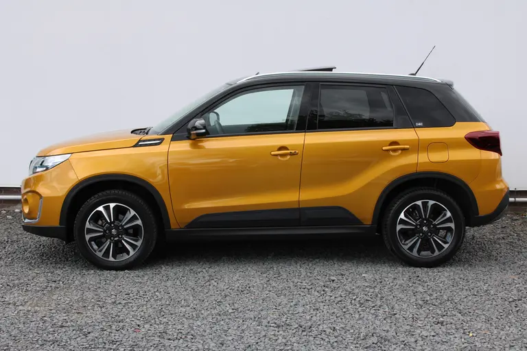 Suzuki Vitara 1.5 Hybrid Style, Automaat, 1e Eig. met All-Seasonbanden, Panoramadak, Navigatie, Parkeersensoren en Dealer onderhouden! afbeelding 2
