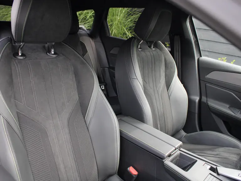Peugeot e-308 SW GT 54 kWh 156PK Navigatie, Achteruitrijcamera, Stoel en Stuurverwarming, Parkeersensoren Voor & Achter afbeelding 14