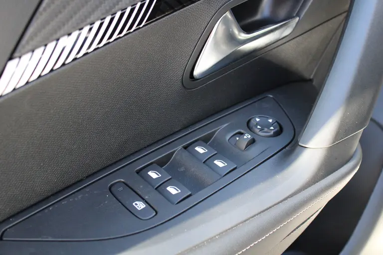 Peugeot 2008 1.2 PureTech 100PK Allure Navigatie, Camera Achter, Draadloze telefoonlader, Parkeerhulp voor en achter afbeelding 14