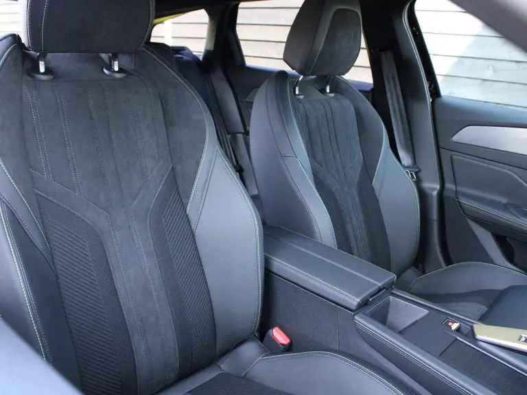 Peugeot 308 SW 1.2 Hybrid 145PK e-DCS6 Automaat GT Navigatie, Rondomzichtcamera, Stoel & Stuurverwarming, Massage, Parkeersensoren afbeelding 16
