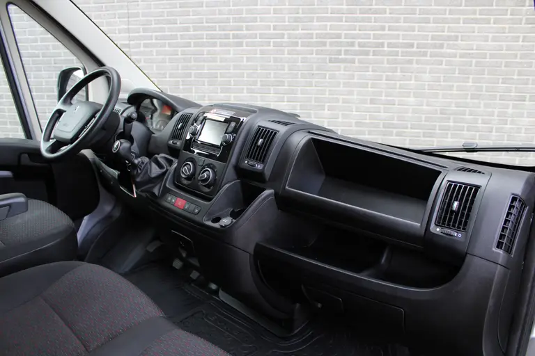 Peugeot Boxer 330 2.2 BlueHDi 140 L2H2 Asphalt CruiseControl, Trekhaak, Airco, Navigatie, Achteruitrijcamera, DAB Radio afbeelding 8
