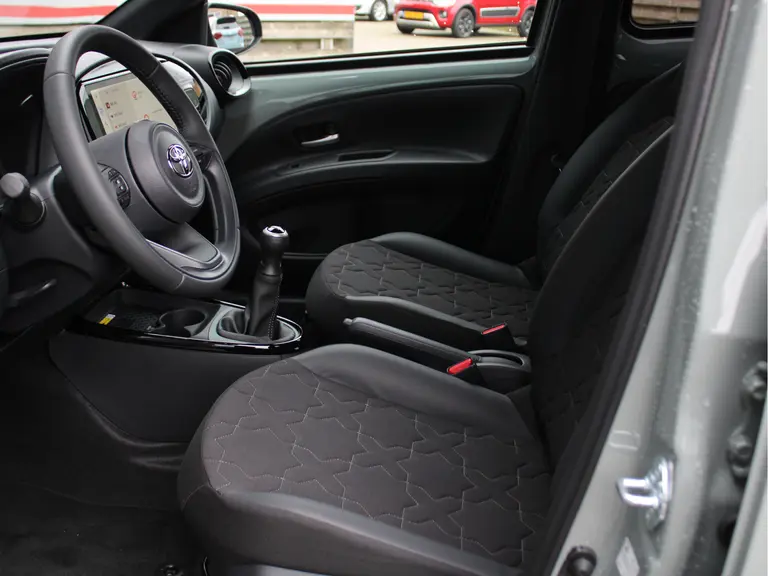 Toyota Aygo X 1.0 VVT-i MT Envy Cruise Control Adaptief, Achteruitrijcamera, Navigatie, Parkeersensoren Voor en Achter afbeelding 29