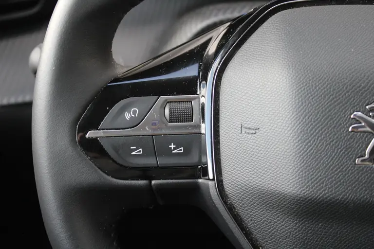Peugeot e-2008 EV Allure Pack 50 kWh Navigatie, CruiseControl, Keyless Start, Airco, Applecarpl./Andr. Auto afbeelding 13