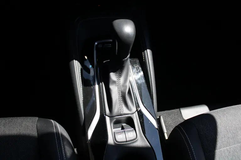 Toyota Corolla Touring Sports 1.8 Hybrid Dynamic Automaat, Trekhaak, All-Seasons en 1e Eigenaar! afbeelding 21