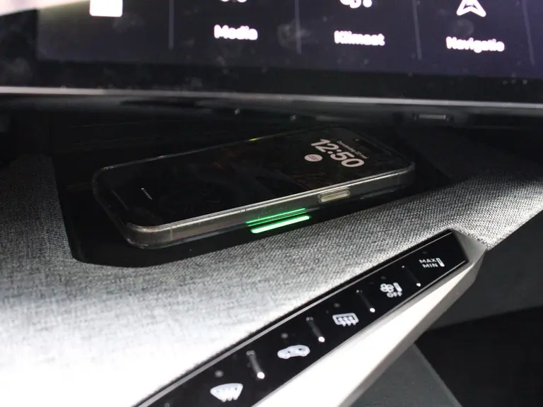 Peugeot 3008 Allure 1.2 Hybrid 145PK e-DCS6 Automaat Navigatie, Achteruitrijcamera, Keyless Entry & Start Stoelverwarming, Apple Carplay, Android Auto afbeelding 30