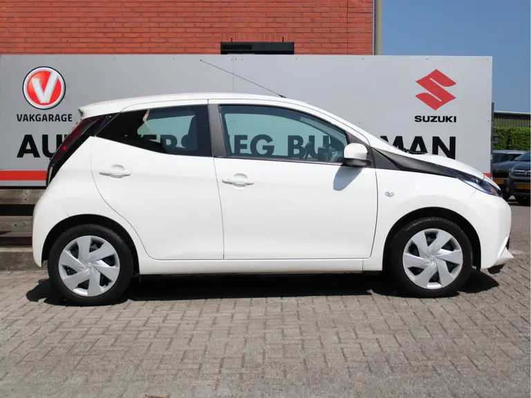 Toyota Aygo 1.0 VVT-i x-play Achteruitrijcamera, Bluetooth, Airco, Apple Carplay/Android Auto afbeelding 13