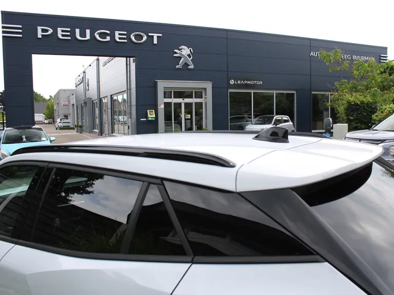 Peugeot 2008 Allure 1.2 PureTech 100PK Navigatie, Camera Achter, parkeerhulp voor en achter, Apple Carplay/Android auto draadloos afbeelding 12