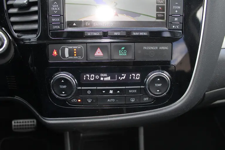Mitsubishi Outlander 2.0 PHEV Instyle Cruise/Climate control, Navigatie, Trekhaak, Elek.schuifdak, Leder int.,  Stoel verwarming Trekgewicht 1.500 KG! afbeelding 20