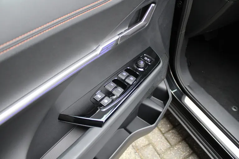 KGM Torres EVX Platinum 73.4 kWh 207pk, Space Black, Warmtepomp, 18"inch LM velgen 7 jaar garantie! afbeelding 8