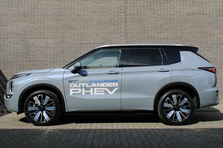 Mitsubishi Outlander 2.4 PHEV Instyle+ Lederen interieur, Elek.glazen panoramadak, Massage stoelen, 20" LM velgen, afbeelding 3