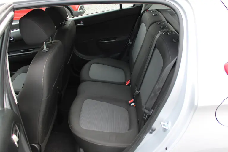 Hyundai i20 1.2i i-Motion 5-Deurs Afneembare Trekhaak, Airco, Parkeersensoren Achter, Radio/CD Speler afbeelding 16