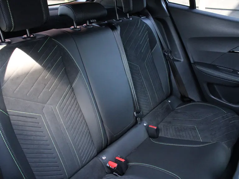 Peugeot 2008 1.2 PureTech 130PK GT EAT8 Automaat Alcantara Leder, Navigatie, Stoelverwarming & Massage, 360 Camera, Keyless afbeelding 14