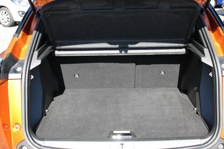 Peugeot 2008 1.2 PureTech GT 130PK Achteruitrijcamera, Navigatie, Cruise Control, Parkeersensoren afbeelding 16