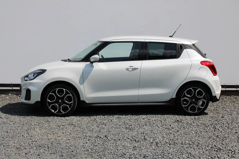 Suzuki Swift 1.4 Sport met Apple Carplay/ Android Auto, Dealer Cruise control en Achteruitrij Camera. afbeelding 2