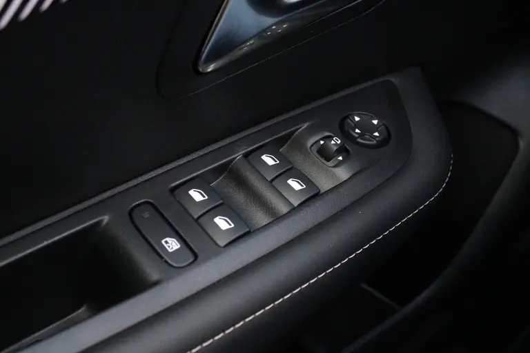 Peugeot 208 Allure 1.2 Hybrid 100PK e-DCS6 Automaat Navigatie, Achteruitrijcamera, Stoelverwarming, Adaptieve Cruise Control afbeelding 38