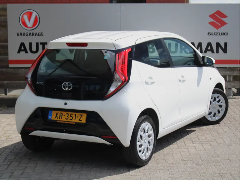 Toyota Aygo 1.0 VVT-i x-play Navigatie, Achteruitrijcamera, Carplay/Android Auto, Bluetooth, Airco afbeelding 3