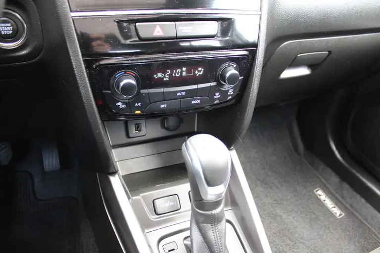 Suzuki Vitara 1.5 Hybrid Style, Automaat, 1e Eig. met All-Seasonbanden, Panoramadak, Navigatie, Parkeersensoren en Dealer onderhouden! afbeelding 22