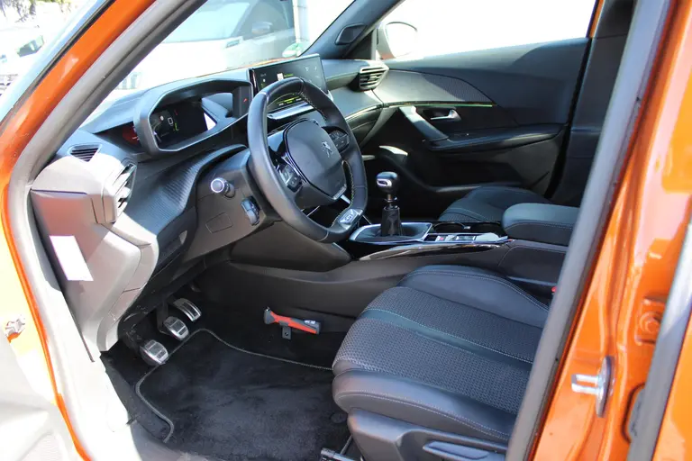 Peugeot 2008 1.2 PureTech GT 130PK Achteruitrijcamera, Navigatie, Cruise Control, Parkeersensoren afbeelding 14