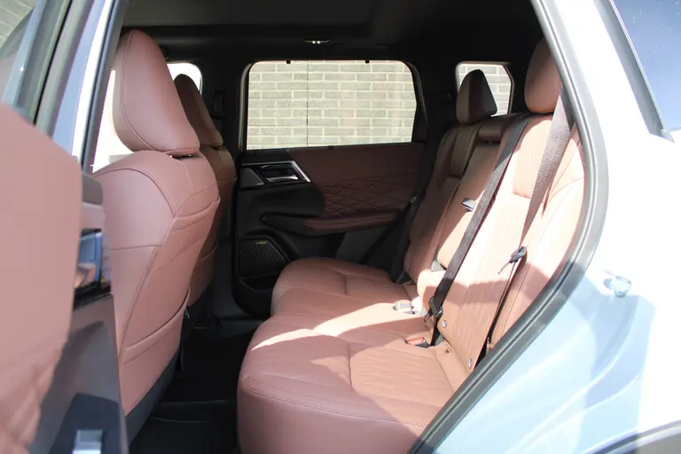 Mitsubishi Outlander 2.4 PHEV Instyle+ Lederen interieur, Elek.glazen panoramadak, Massage stoelen, 20" LM velgen, afbeelding 14