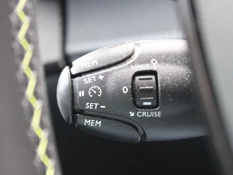 Peugeot 2008 GT-Line 1.2 PureTech 130PK Trekhaak, Navigatie, Achteruitrijcamera, Keyless Start, Parkeersensoren afbeelding 22