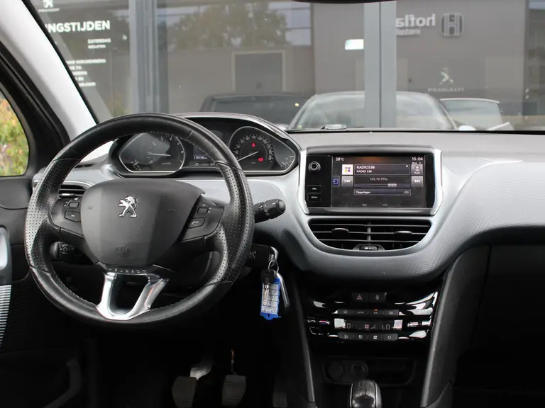 Peugeot 208 1.2 PureTech Allure Navigatie, Climate control, Lichtmetalen Velgen afbeelding 10
