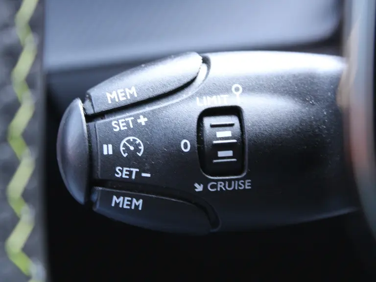 Peugeot 208 1.2 PureTech GT 100PK Navigatie, Panoramadak, Keyless start, Achteruitrijcamera, Apple CarPlay-Android Auto, Parkeersensoren voor & achter afbeelding 26