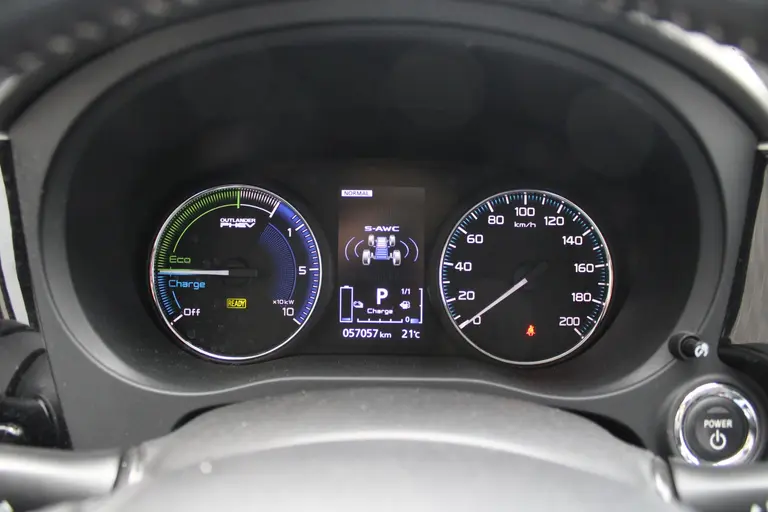 Mitsubishi Outlander 2.4 PHEV Intense+ Cruise/Climate control, Apple carplay/Android auto, Camera, Stoelverwarming, 18"LM velgen, afbeelding 15