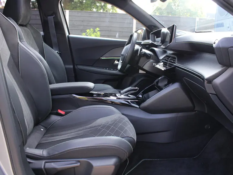 Peugeot 2008 GT Pack 1.2 PureTech 130PK EAT8 Automaat Panoramisch schuifkanteldak, Luxe Alcantara bekleding, Focal Hifi, Trekhaak afbeelding 46