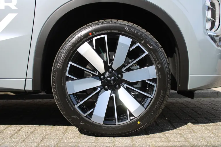 Mitsubishi Outlander 2.4 PHEV Instyle+ Lederen interieur, Elek.glazen panoramadak, Massage stoelen, 20" LM velgen, afbeelding 45