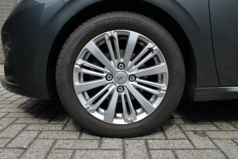 Peugeot 208 1.2 PureTech Allure Airco, Navigatie, CruiseControl, Applecarpl./Andr. Auto afbeelding 26