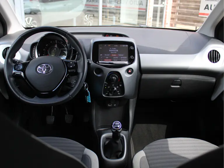 Toyota Aygo 1.0 VVT-i x-play Navigatie, Achteruitrijcamera, Carplay/Android Auto, Bluetooth, Airco afbeelding 15