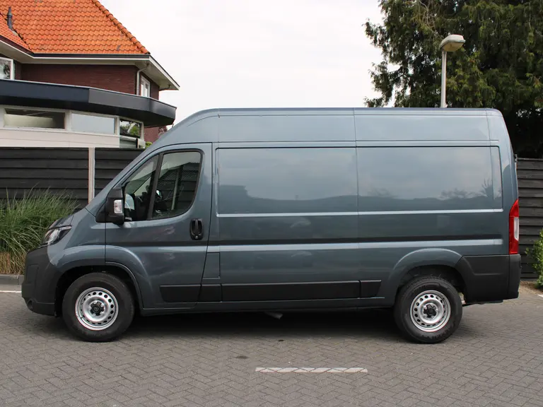 Peugeot Boxer 2.2 BlueHDi 140PK L2H2 3.5t EAT8 Automaat Navigatie, Achteruitrijcamera, Trekhaak, Climate Control, Apple Carplay, Android Auto afbeelding 4