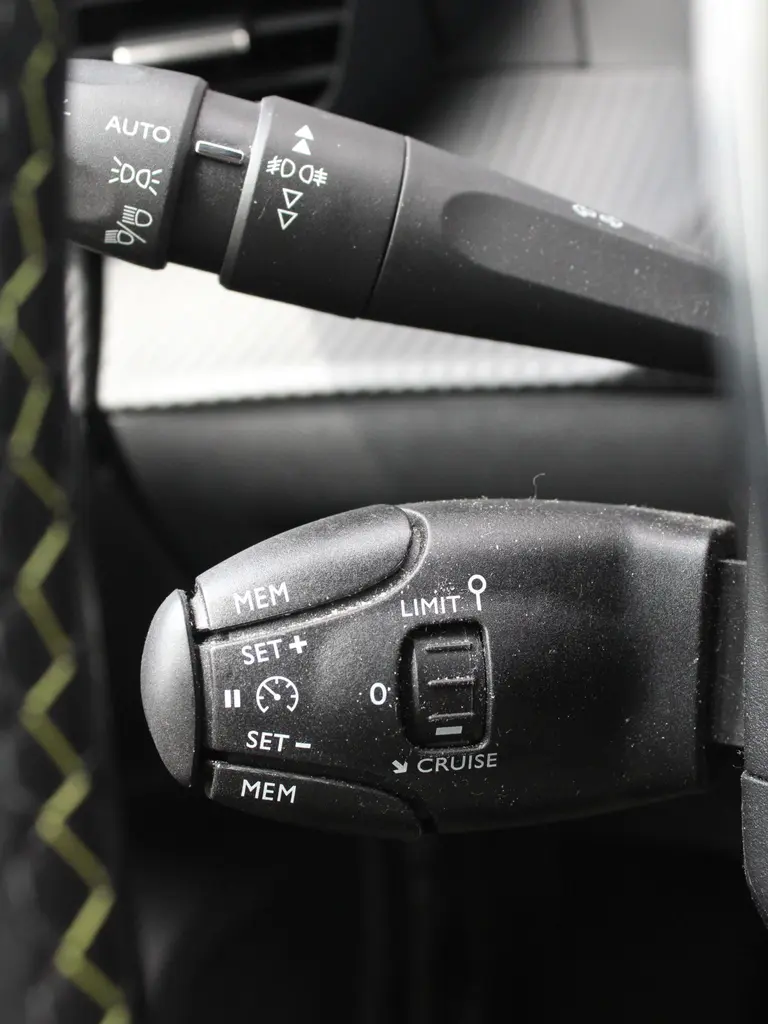 Peugeot 2008 1.2 PureTech GT 130PK Achteruitrijcamera, Navigatie en Dodehoekbewaking afbeelding 21