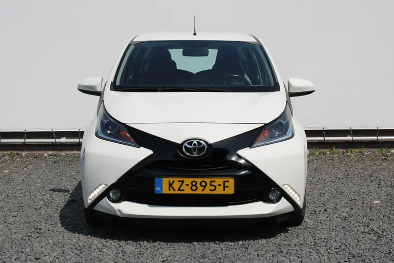 Toyota Aygo 1.0 VVT-i x-play Achteruitrijcamera, Airco, Bluetooth, Elektrische Ramen afbeelding 9