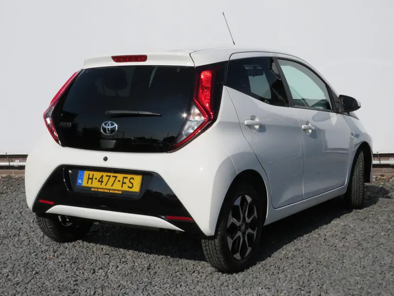 Toyota Aygo 1.0 VVT-i x-joy 1e Eigenaar, Dealer onderhouden, Achteruitrijcamera en LM-Velgen afbeelding 3