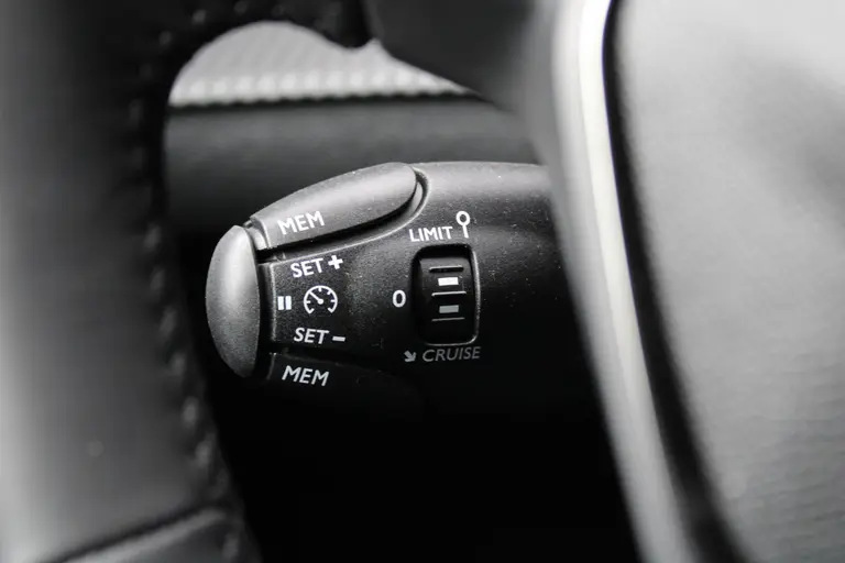 Peugeot 208 Allure 1.2 PureTech 100PK Navigatie, Stoelverwarming, Camera achter, Parkeerhulp voor & Achter, Lichtmetalen velgen afbeelding 20