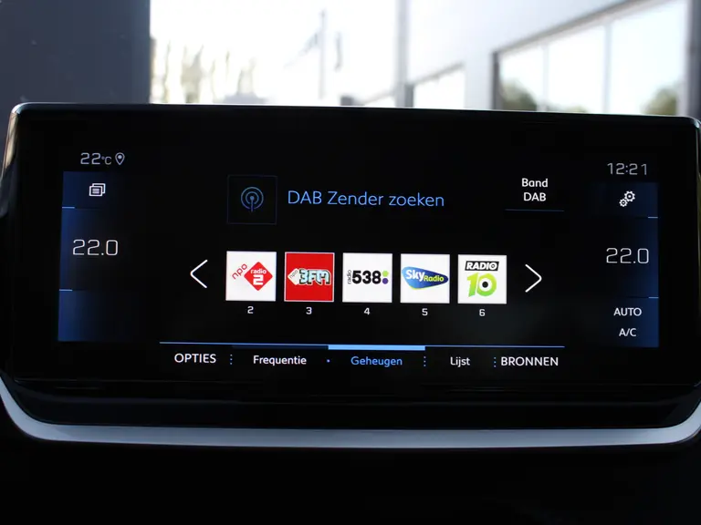 Peugeot 208 1.2 PureTech GT 100PK Navigatie, Panoramadak, Keyless start, Achteruitrijcamera, Apple CarPlay-Android Auto, Parkeersensoren voor & achter afbeelding 29
