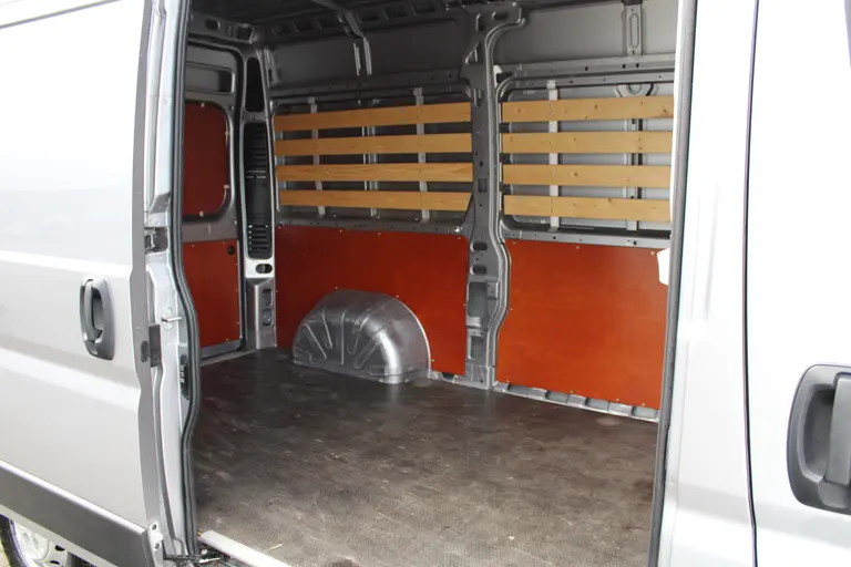 Peugeot Boxer 330 2.2 BlueHDi 140 L2H2 Asphalt CruiseControl, Trekhaak, Airco, Navigatie, Achteruitrijcamera, DAB Radio afbeelding 24