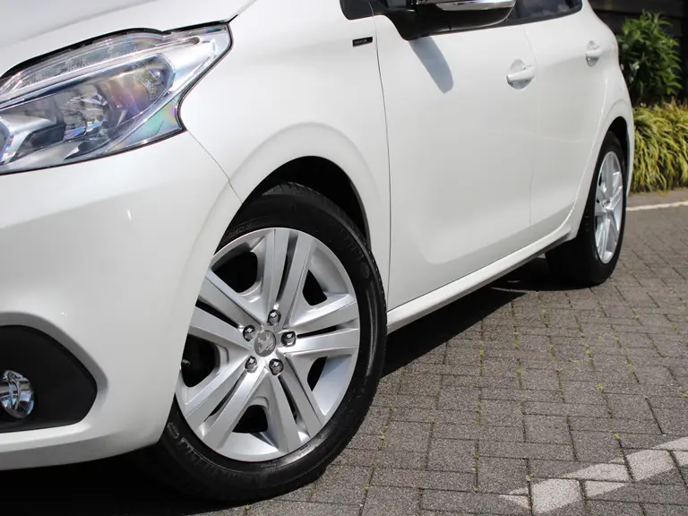 Peugeot 208 Signature 1.2 PureTech 82PK Navigatie, Parkeerhulp achter, Cruise Controle, Apple Carplay/Android Auto afbeelding 2