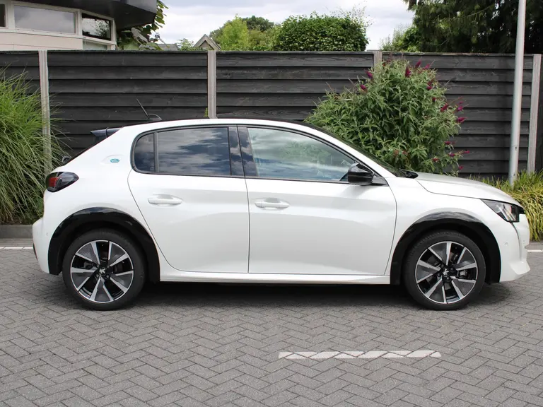 Peugeot e-208 EV GT Pack 50 kWh 136PK Navigatie, Achteruitrijcamera, Panoramadak, Stoelverwarming, Adaptieve Cruise Control afbeelding 9